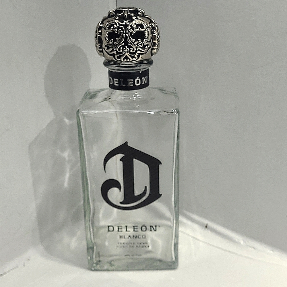 DELEON BLANCO TEQUILA EMPTY 750ML GLASS BOTTLE METAL SKULL CAP COLLECTIBLE